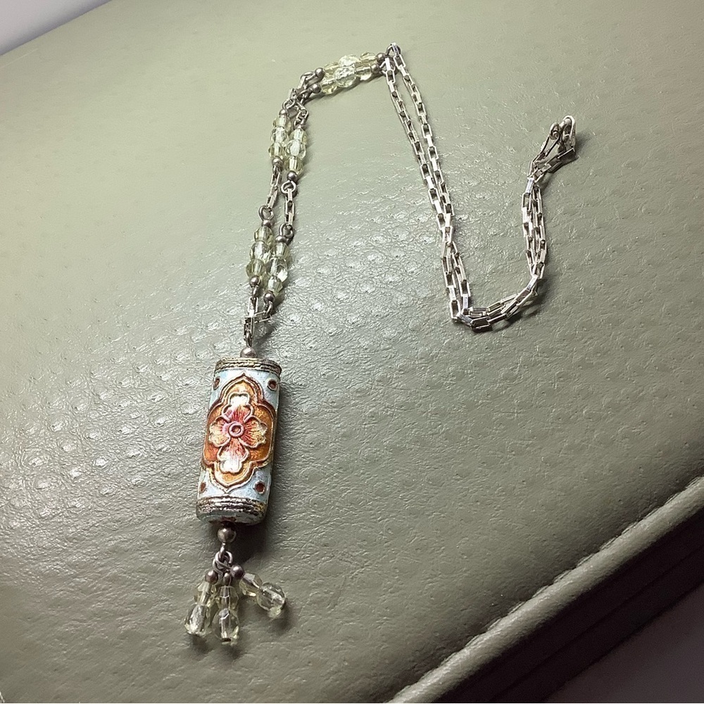 Pendant hangs on a 16” silver tone beaded necklace excellent condition - Picture 3 of 5